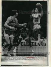 1973 Press Photo Lenny Wilkens in Cavaliers vs. Rockets Basketball Game picture