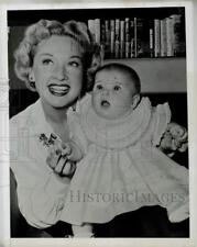 1949 Press Photo Actress Bonita Granville with her daughter Linda in Hollywood picture