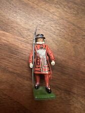 QUEEN'S GUARD PAINTED PEWTER MINIATURE BEEFEATER FIGURINE 2.5