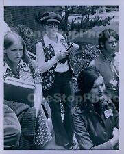 1972 Shirley MacLaine Actress Taking Notes Press Photo picture