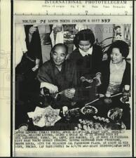 1970 Press Photo Hijacked JAL pilot Captain Shinji Ishida at home with family picture
