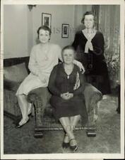 1929 Press Photo Metropolitan Opera star Marion Talley with her mother & sister picture