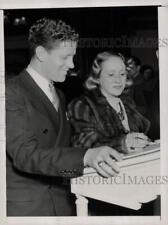 1938 Press Photo Jean Acker and Rudy Vallee at old Hollywood Hotel, in Hollywood picture