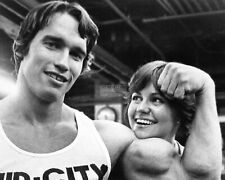 SALLY FIELD TRAINING WITH ARNOLD SCHWARZENEGGER IN 1976 - 8X10 PHOTO (MW406) picture