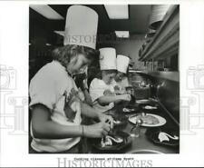 1989 Press Photo Kids in cooking class at Camp Hyatt - tup19607 picture