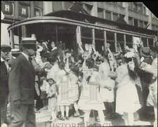 1917 Press Photo Passengers trying to board the Como Park streetcar - lrb01786 picture