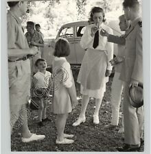 CANDID Portrait of a FAMILY at LEISURE, 1950s Unusual VERNACULAR Press Photo picture