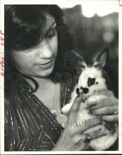 1979 Press Photo SF Austin FFA member Gloria Garza holds rabbit in Texas picture