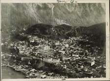 1926 Press Photo Alaska's capital Juneau lies at foot of towering mountains. picture