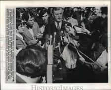 1973 Press Photo Lawyer Charles Wright talks to press outside Washington court picture