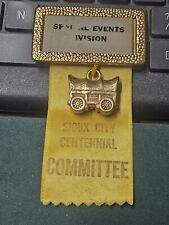 VINTAGE 1954 SIOUX CITY CENTENNIAL COMMITTEE STAGECOACHPIN PINBACK & RIBBON picture