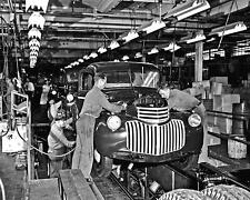 1945 GM PICKUP TRUCK ASSEMBLY LINE  Photo (224-T ) picture