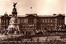 1954 Postcard Victoria Memorial Buckingham Palace Guards London RPPC Valentine's picture
