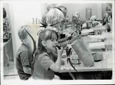 1972 Press Photo Children eat lunch at American elementary school in Northville picture