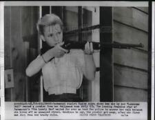 1956 Press Photo Actress Elaine Aiken Scares Off Prowler With Rifle In Hollywood picture
