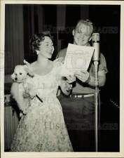 1954 Press Photo Connie Haines sings with Gary Crosby and her poodle, CBS Radio picture