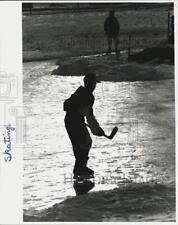 1989 Press Photo Ice Skaters play Hockey in the Scofieldtown Park in Stamford picture