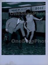 1964 Liza Minnelli & Peter Allen Chasing Money in London Airport Press Photo picture