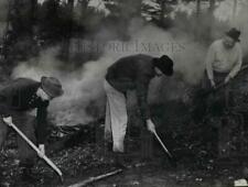 1945 Press Photo Les Colville of regional office forest service dig fire trench picture