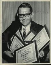 1970 Press Photo Houston Chronicle Photographer Darrell Davidson Holds Awards picture
