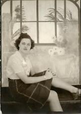 QQ219 Vtg Photo PRETTY 1940'S WOMAN POSING WINDOWSILL BACKDROP picture