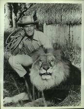 1967 Press Photo Actor Chuck Connors with Lion in 