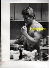RYAN O'NEAL ORIGINAL 8X10 PHOTO BARECHESTED MUSCLES BEEFCAKE 1978 OLIVER'S STORY picture