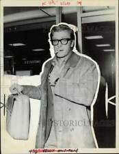 1967 Press Photo Actor Michael Caine arrives at New York airport. - nei65246 picture