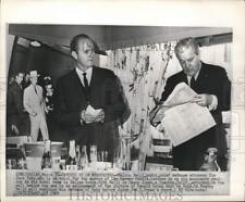 1964 Press Photo Danny Jones, Melvin Belli read newspapers in Dallas hotel room picture
