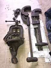 (p) Vintage Erie Tool works 00-h pipe vise and 3 Pipe Cutters. Good Condition. picture