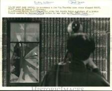 1987 Press Photo Crime lab deputy photographs Dr. Jesse Jones shooting scene picture