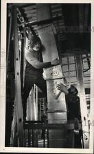 1975 Press Photo Tom Quay & Ken Batting install heating ducts in New York school picture
