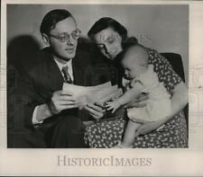 1948 Press Photo Frank Zeidler Mayor Posed with Mrs. Zeidler and Baby Jeanette picture