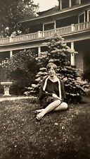 1920s Pretty Woman Lady Flapper Mini Skirt Leggy Bird Bath Original Photo P11k8 picture