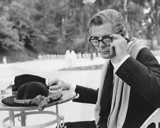 8 1/2 1963 Marcello Mastroianni in Park Federico Fellini classic 8x10 Photo picture