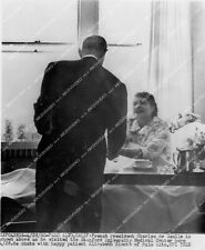 crp-67688 1960 politics French President Charles de Gaulle visits Elizabeth Rien picture