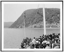 Anthony's Nose,passengers,steamers,mountains,boats,Hudson River,New York,NY,1906 picture