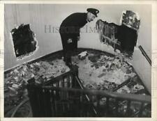 1935 Press Photo Officer inspects fire damage at the new Washington post office picture