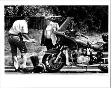 1989 Seattle WA Police Investigate Shooting of Motorcycle Cop 8x10 PRESS PHOTO picture