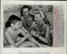 1955 Press Photo Swimmers Roberto Maddalena and Antonio Abertondo with agent picture