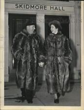 Press Photo Lawrence and Francine Lanphier in raccoon coats at Skidmore Hall picture