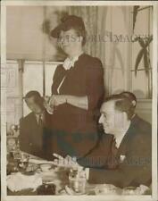 1940 Press Photo Eleanor Roosevelt addresses newsmen at the Hotel St. Moritz picture