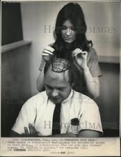1970 Press Photo Sarah Romine demonstrates hairweaving system on Orbie Snodrass picture