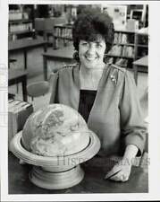 1986 Press Photo Marcia Neuberger, World History teacher JFK Junior High picture