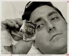 1971 Press Photo T.G. Morris, wounded police officer, displays lifesaving badge picture
