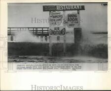 1964 Press Photo Winds from Hurricane Isbell hit a beach at Key West, Florida picture