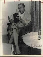 1964 Press Photo Attorney Melvin Belli in Houston hotel room - hca71039 picture
