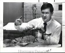 1989 Press Photo Architect David Holzheimer, in Chargin Falls - cvb13898 picture