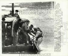 1970 Press Photo Navy diver lowered into Monongahela River to search for weapon. picture