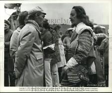 1970 Press Photo Ken Hughes and Sir Alec Guinness on set of 